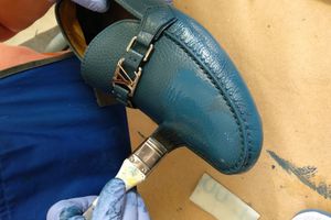 Реставрация и покраска кожанных мокасин Louis Vuitton